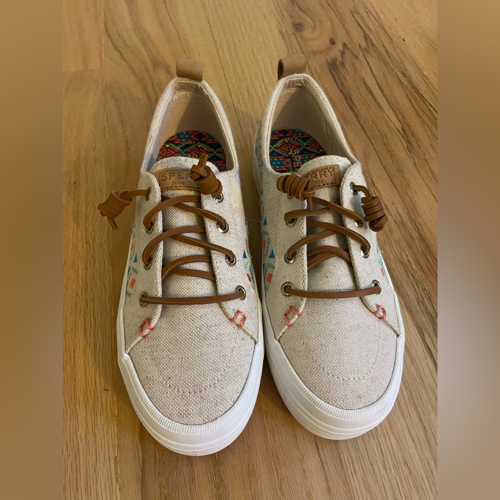 Woman’s crest vibe sneakers